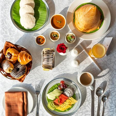 Hyatt Place Gurgaon Udyog Vihar Exterior foto A typical vegetarian meal served on board