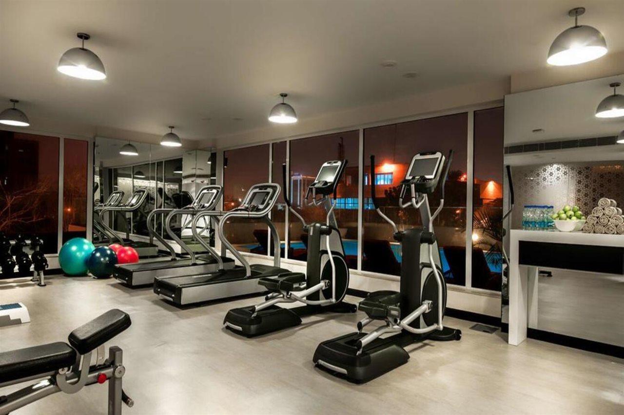 Hyatt Place Gurgaon Udyog Vihar Exterior foto The gym at the hotel