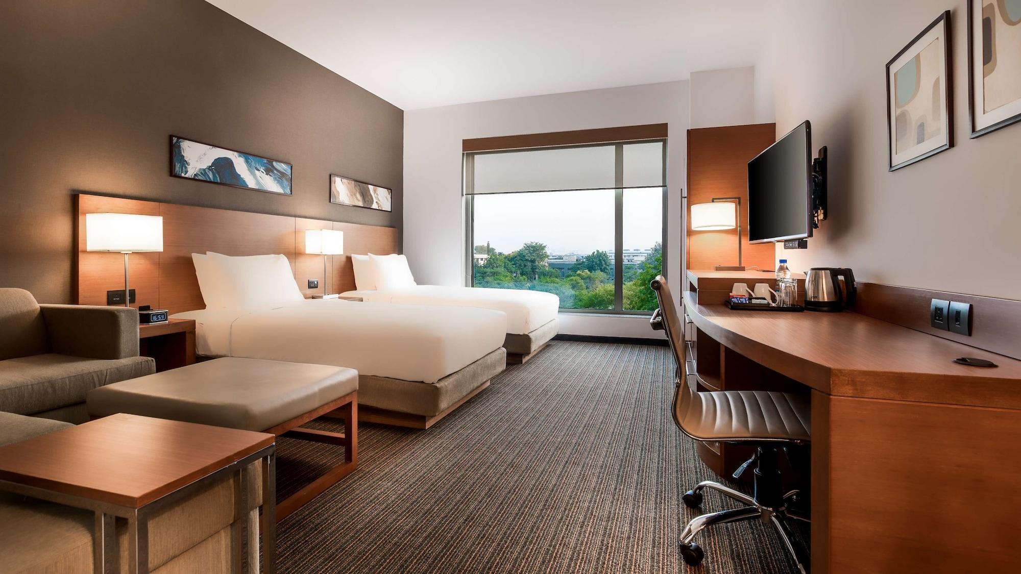 Hyatt Place Gurgaon Udyog Vihar Exterior foto A typical guest room at an IHG hotel