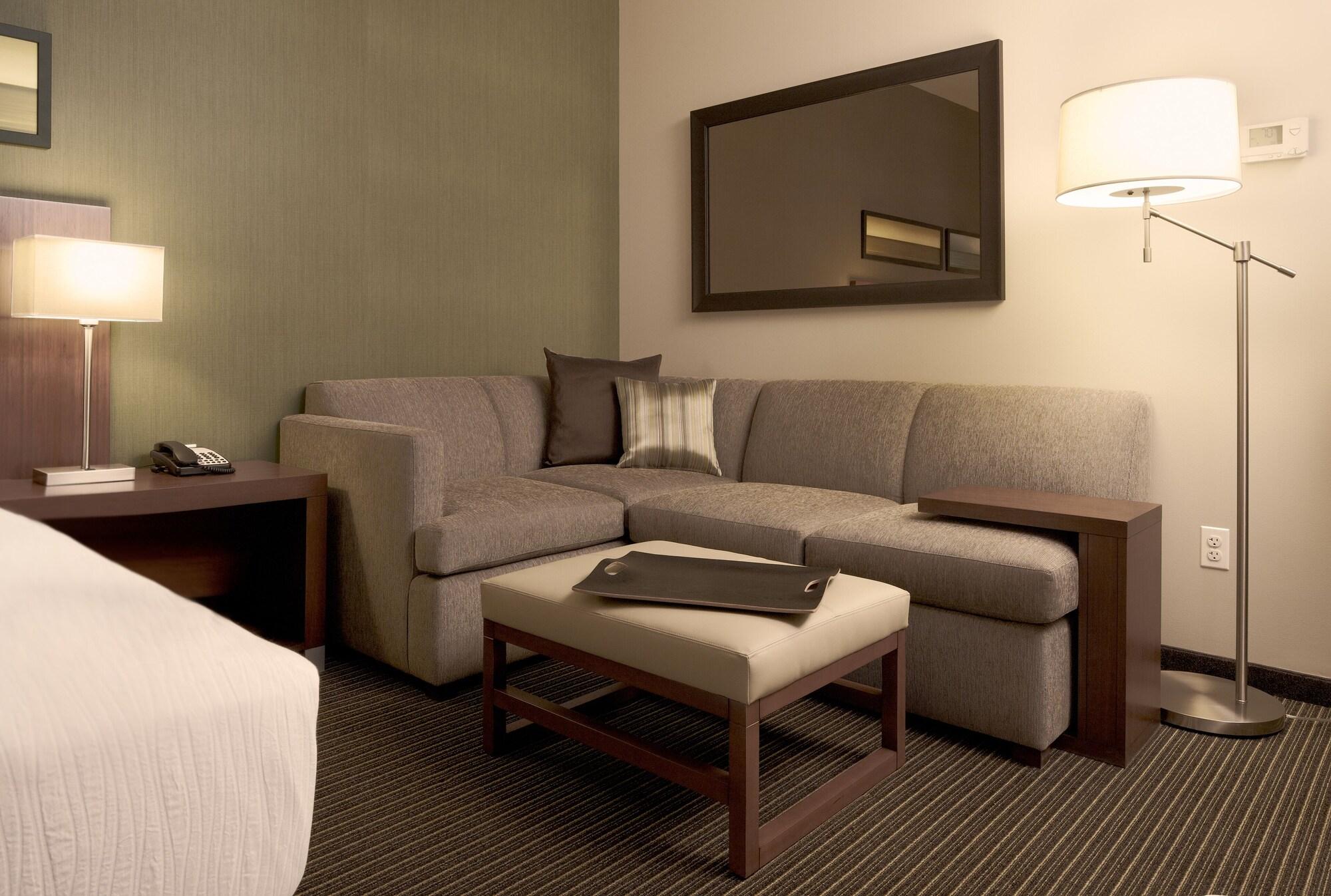 Hyatt Place Gurgaon Udyog Vihar Exterior foto A living room in a typical hotel room