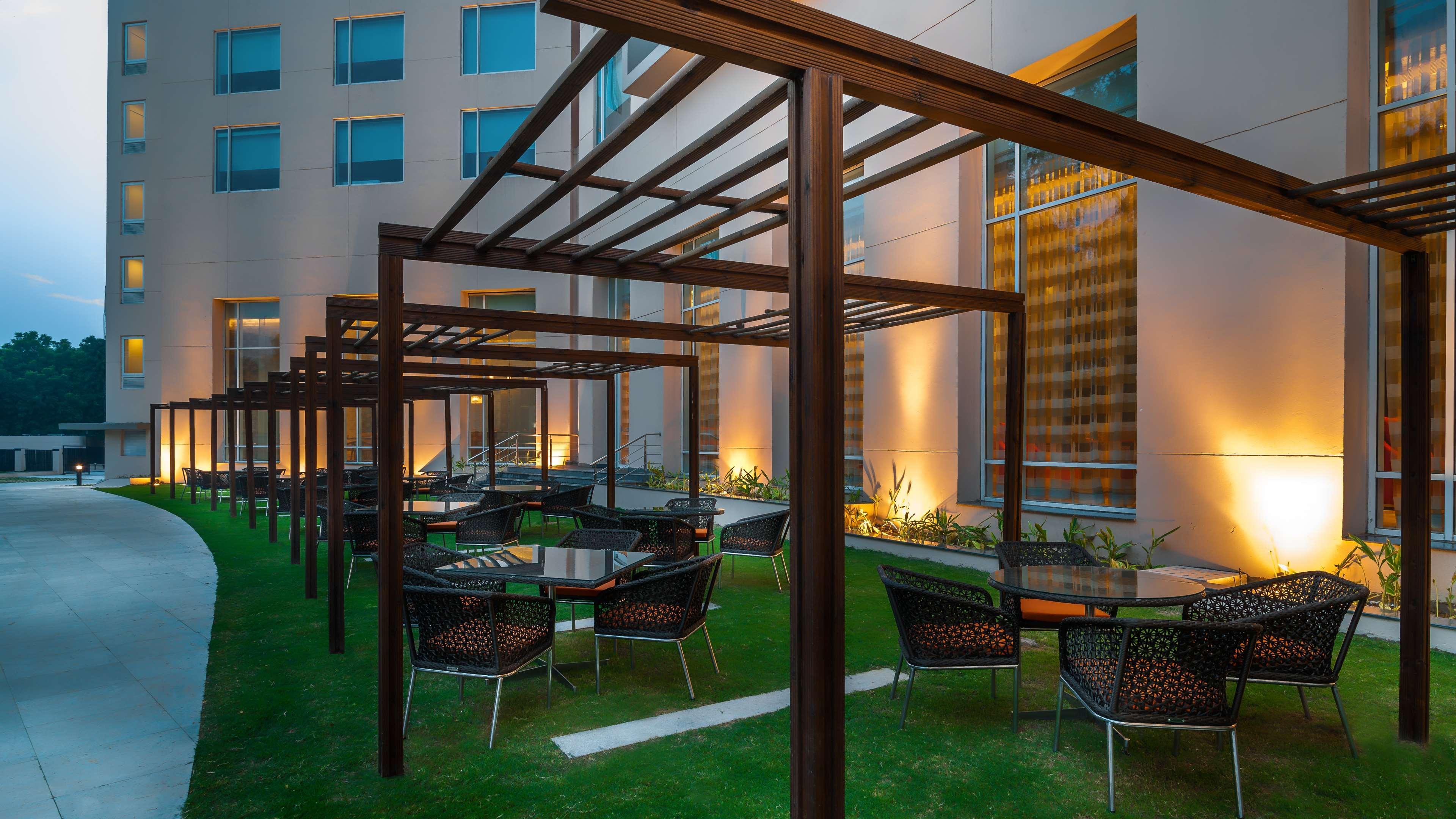 Hyatt Place Gurgaon Udyog Vihar Exterior foto The hotel's garden