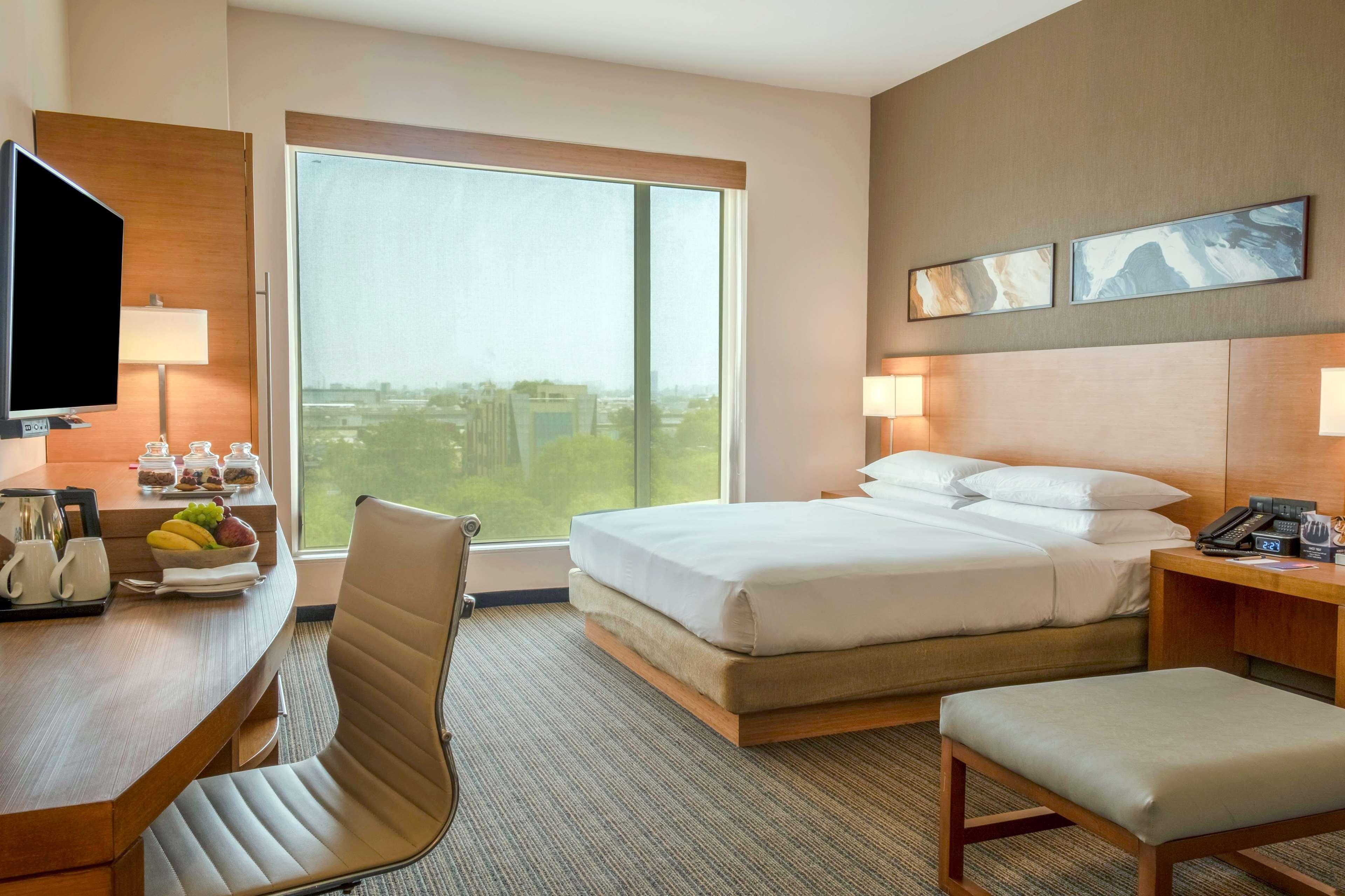Hyatt Place Gurgaon Udyog Vihar Exterior foto A guest room at the Hilton San Diego Bayfront