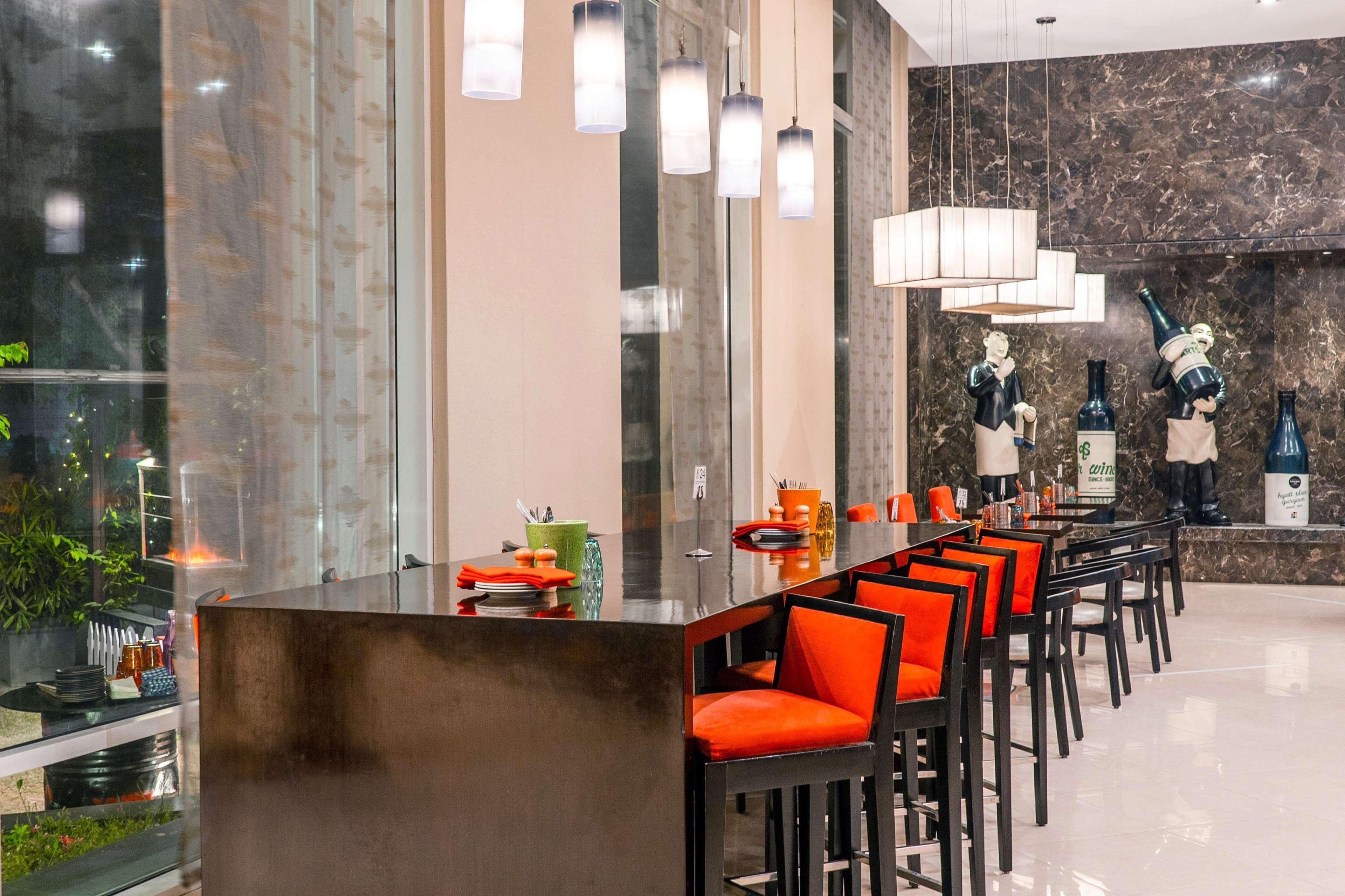 Hyatt Place Gurgaon Udyog Vihar Exterior foto The bar at the lobby