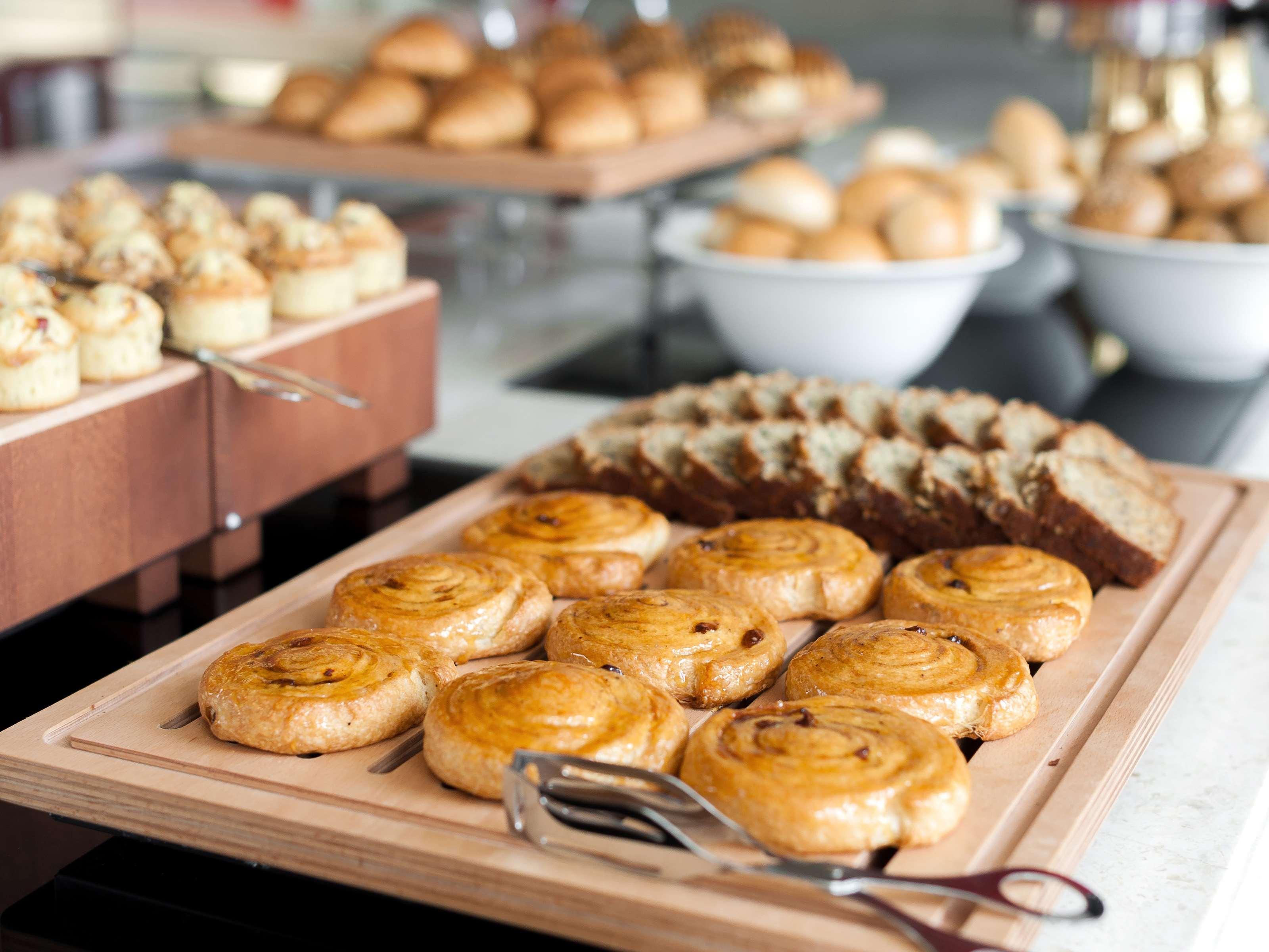 Hyatt Place Gurgaon Udyog Vihar Exterior foto A selection of pastries