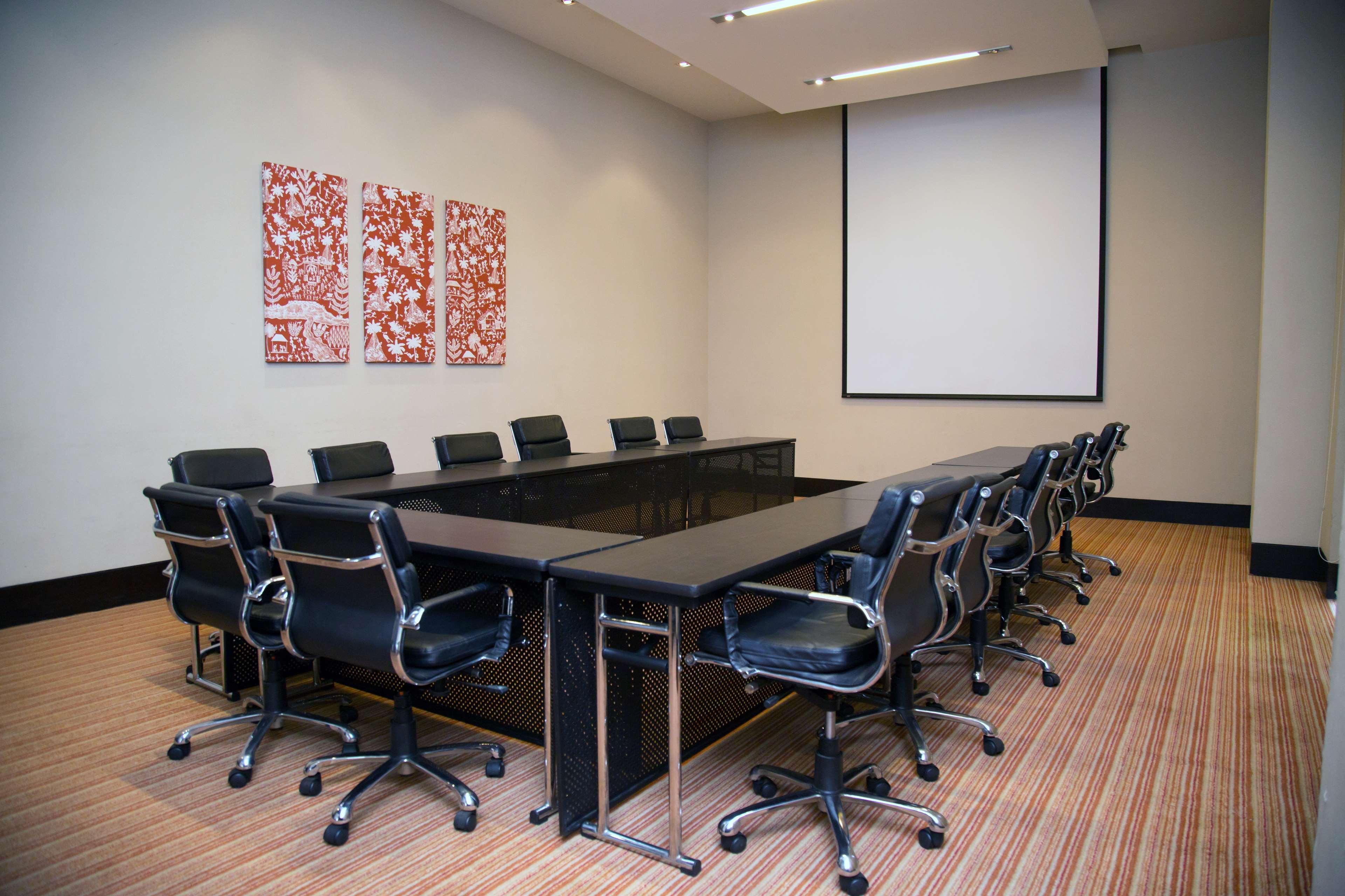 Hyatt Place Gurgaon Udyog Vihar Exterior foto A projection screen in a meeting room