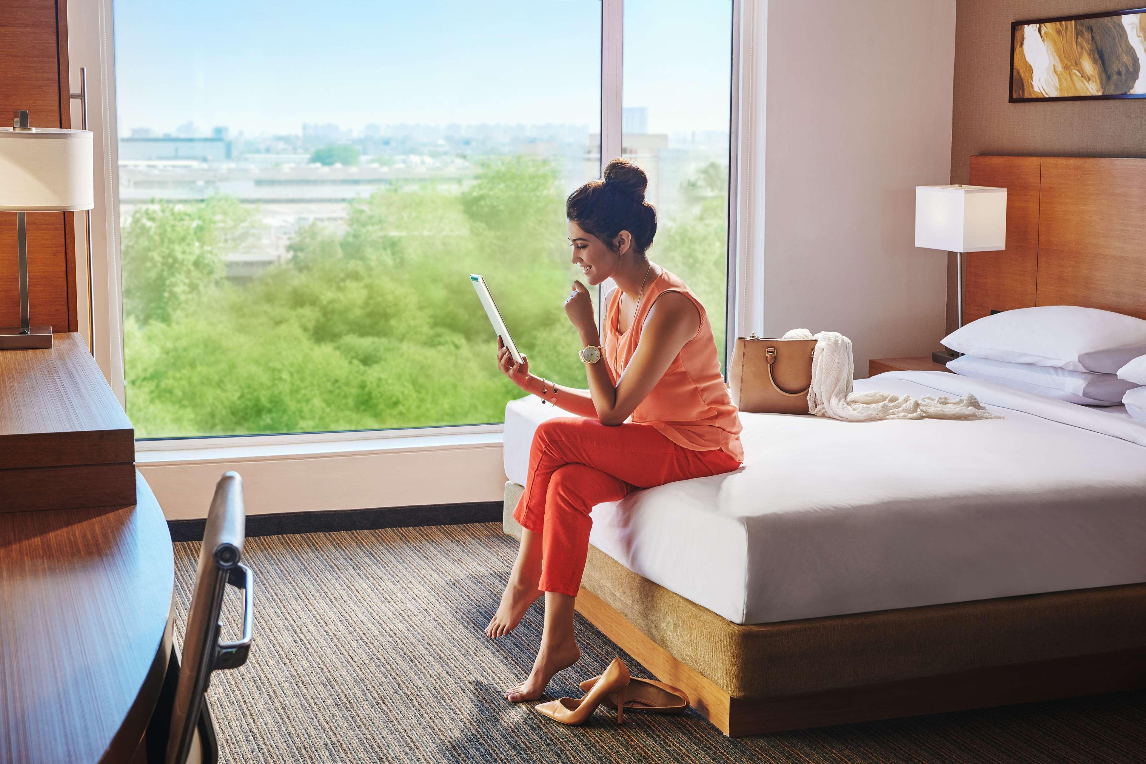 Hyatt Place Gurgaon Udyog Vihar Exterior foto A guest in a guest room at the Hilton Garden Inn