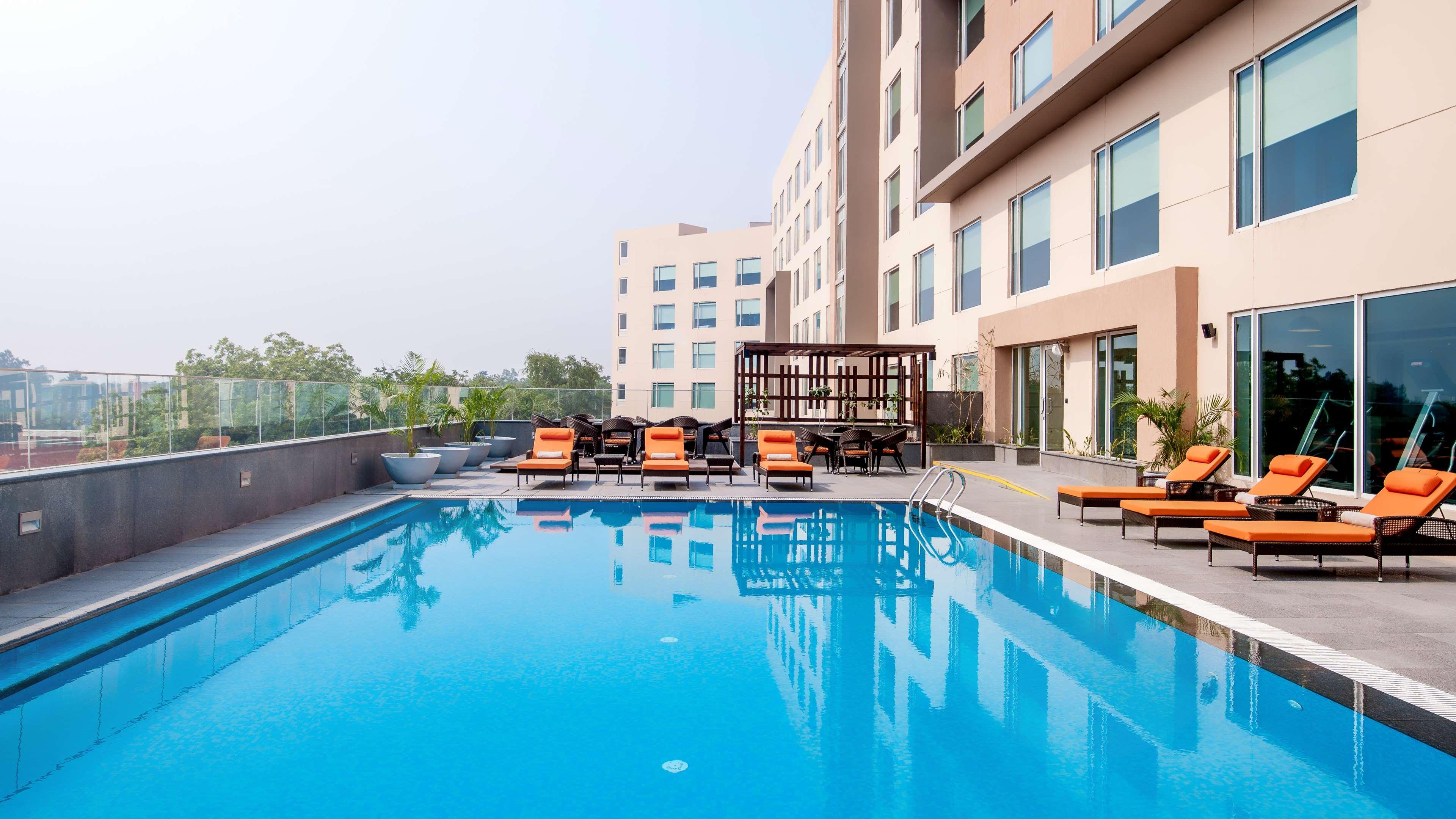 Hyatt Place Gurgaon Udyog Vihar Exterior foto Pool at the hotel
