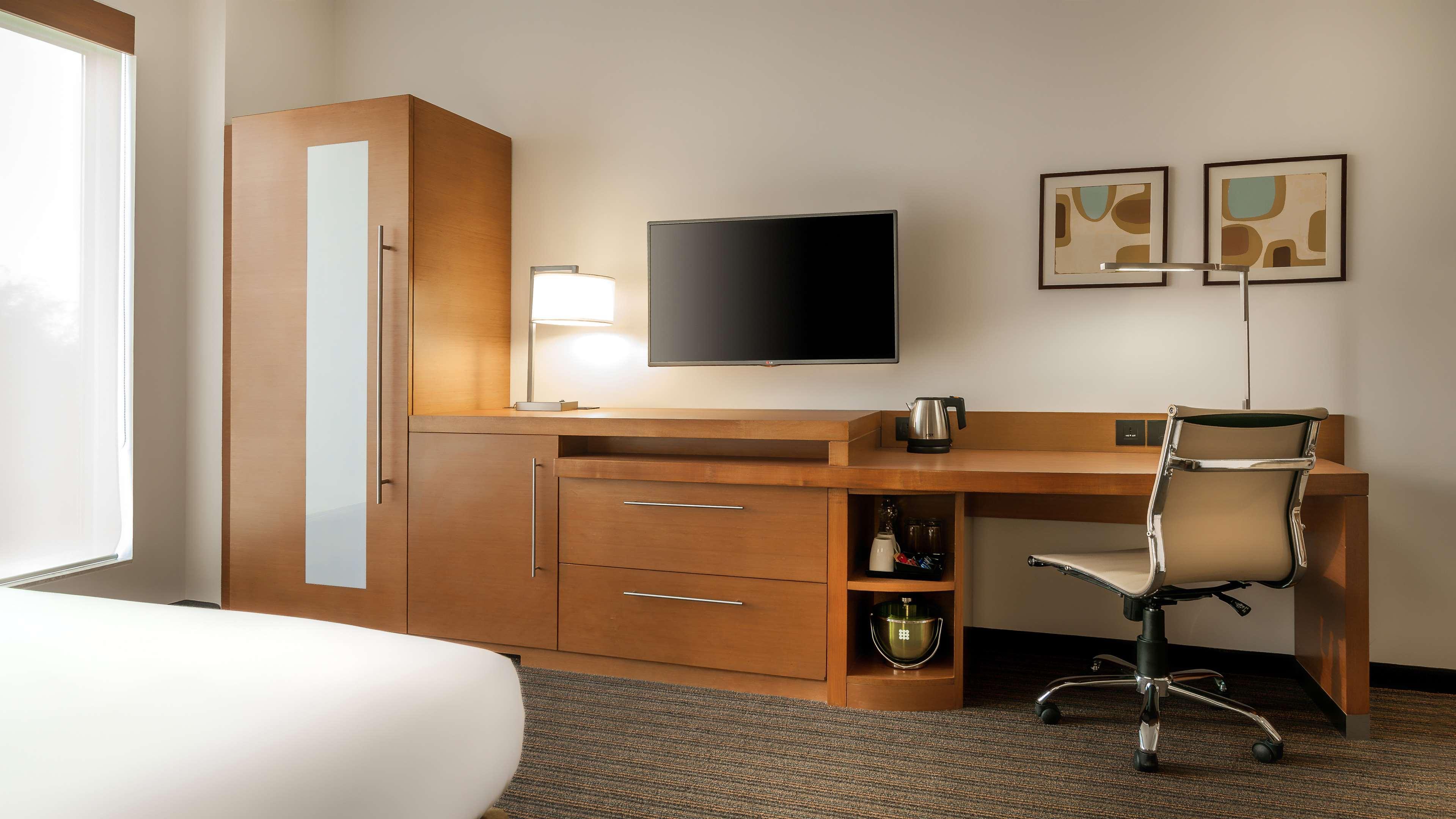 Hyatt Place Gurgaon Udyog Vihar Exterior foto A typical room at the Hilton Garden Inn