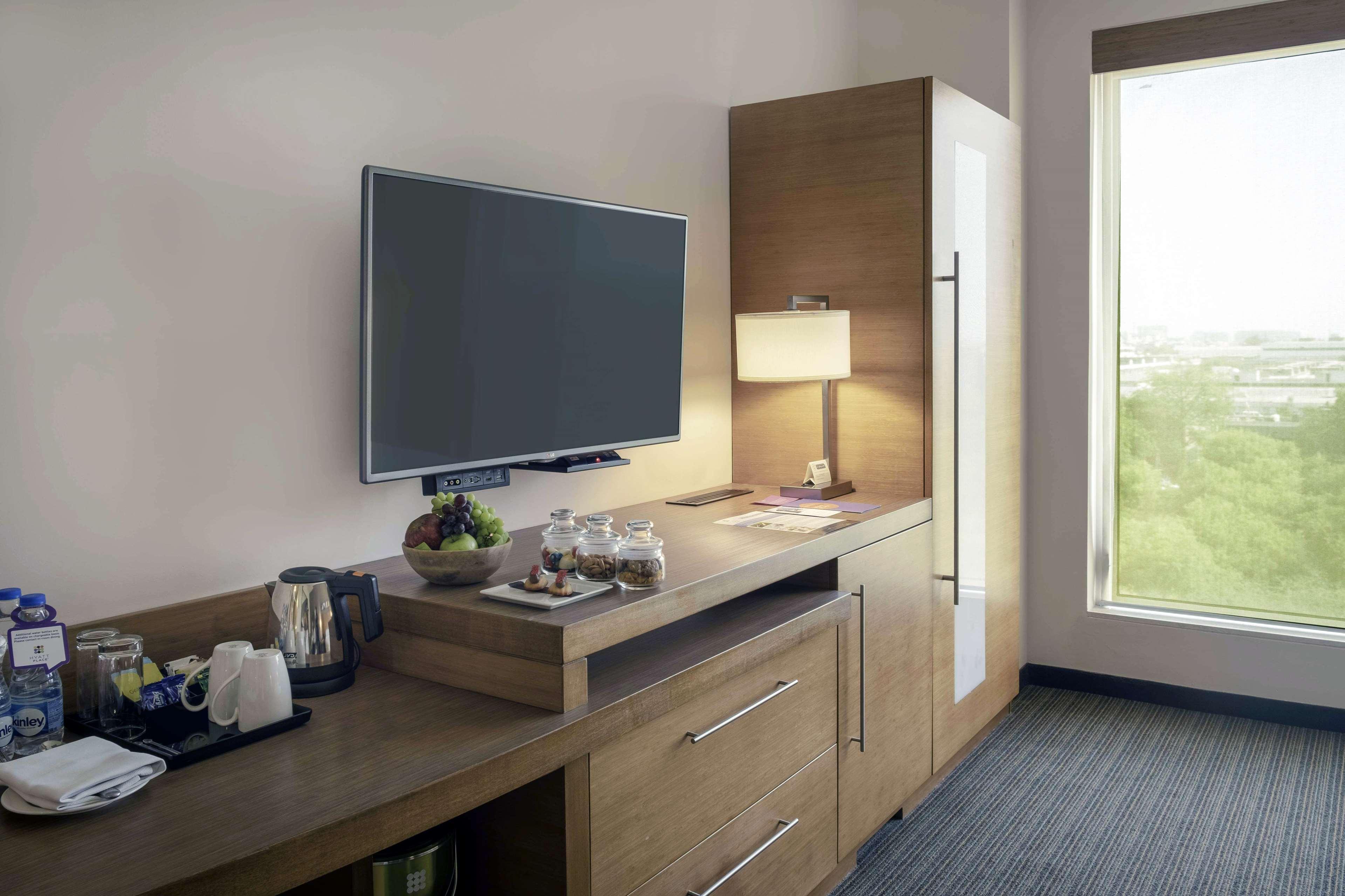 Hyatt Place Gurgaon Udyog Vihar Exterior foto A typical room at the Hilton Garden Inn