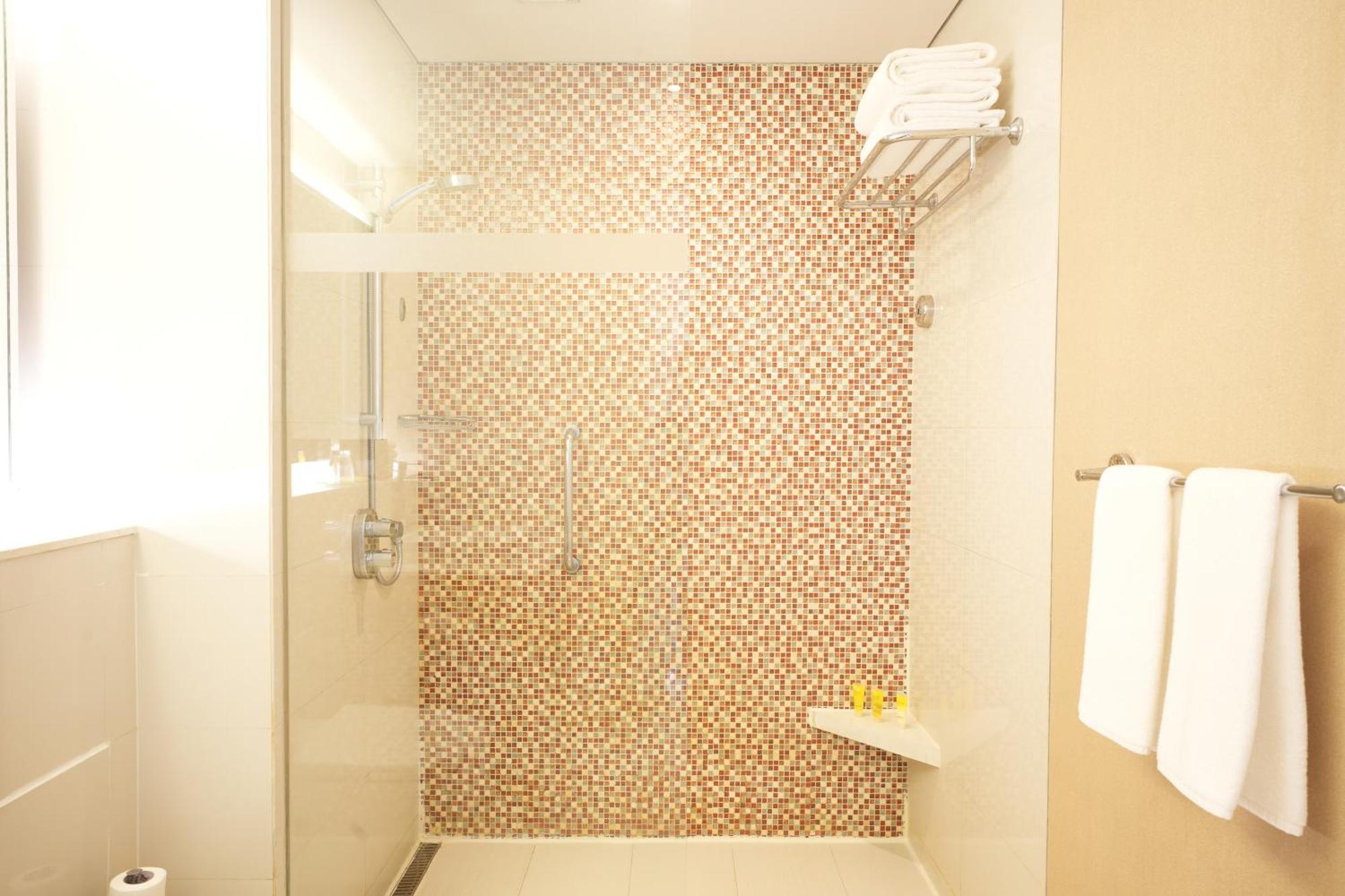 Hyatt Place Gurgaon Udyog Vihar Exterior foto A shower with a fixed shower head