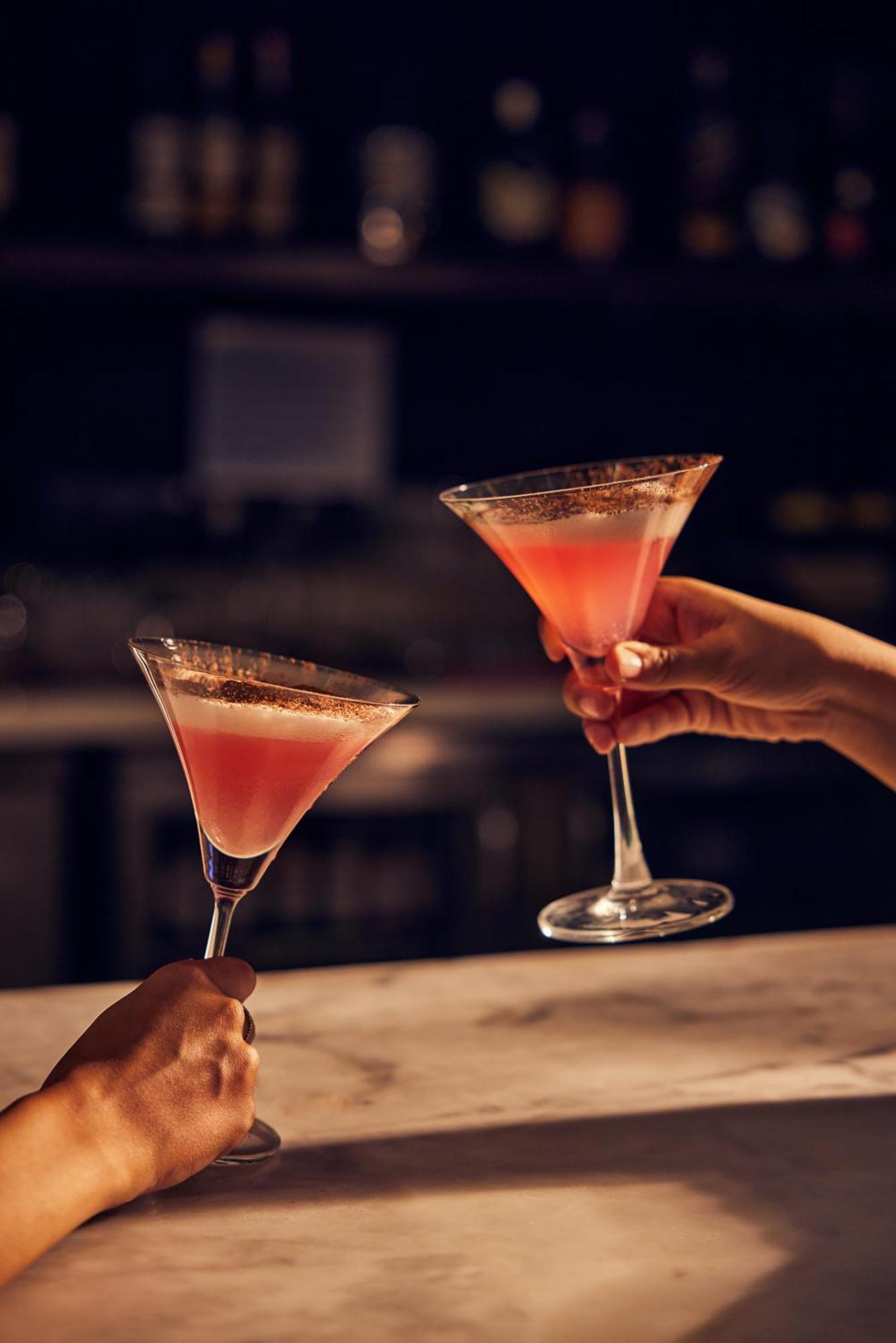 Hyatt Place Gurgaon Udyog Vihar Exterior foto A hand holding a martini glass