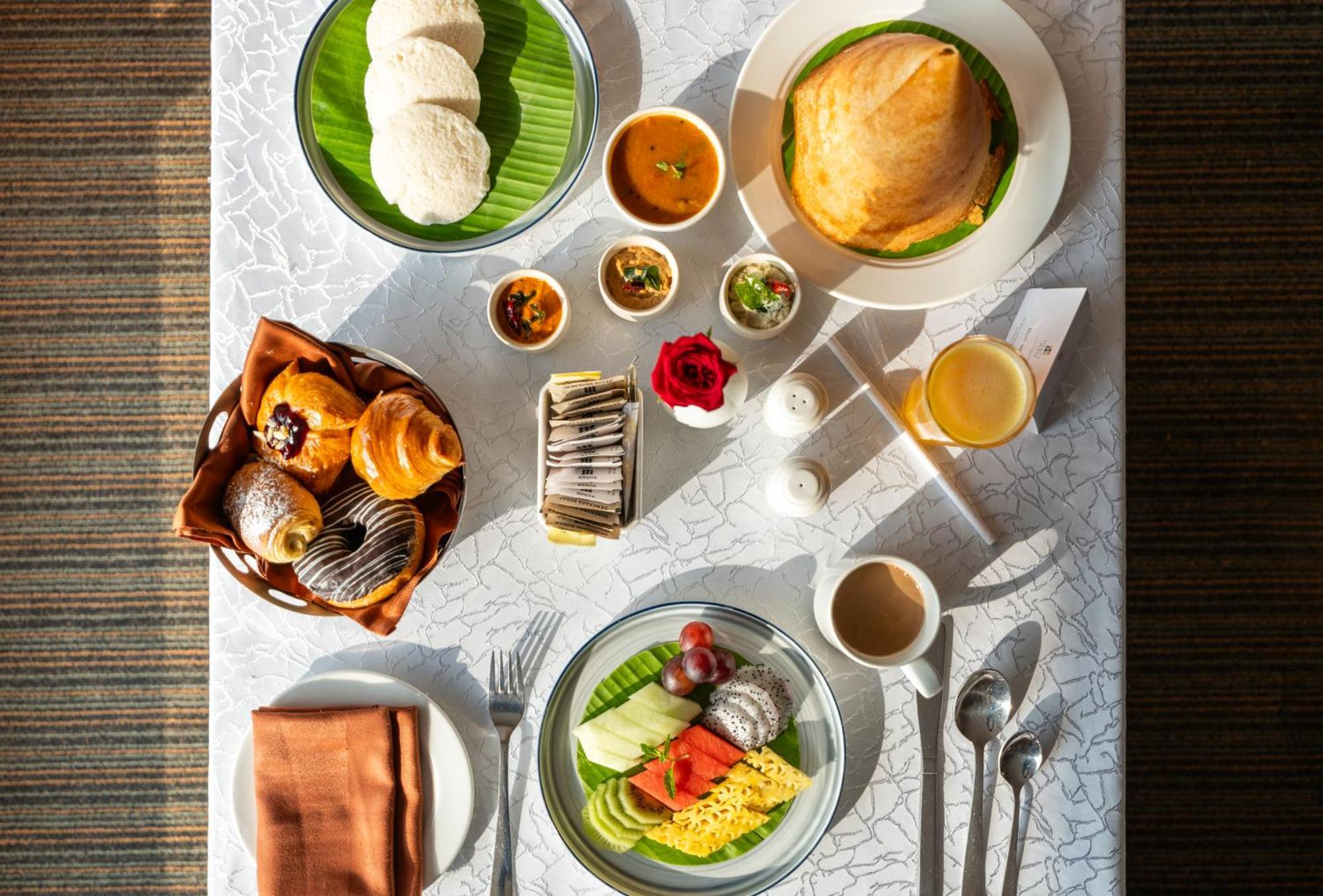 Hyatt Place Gurgaon Udyog Vihar Exterior foto A typical vegetarian meal served on board